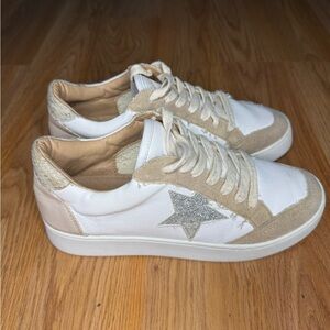 Altard state tan and white star sneaker size 6.5